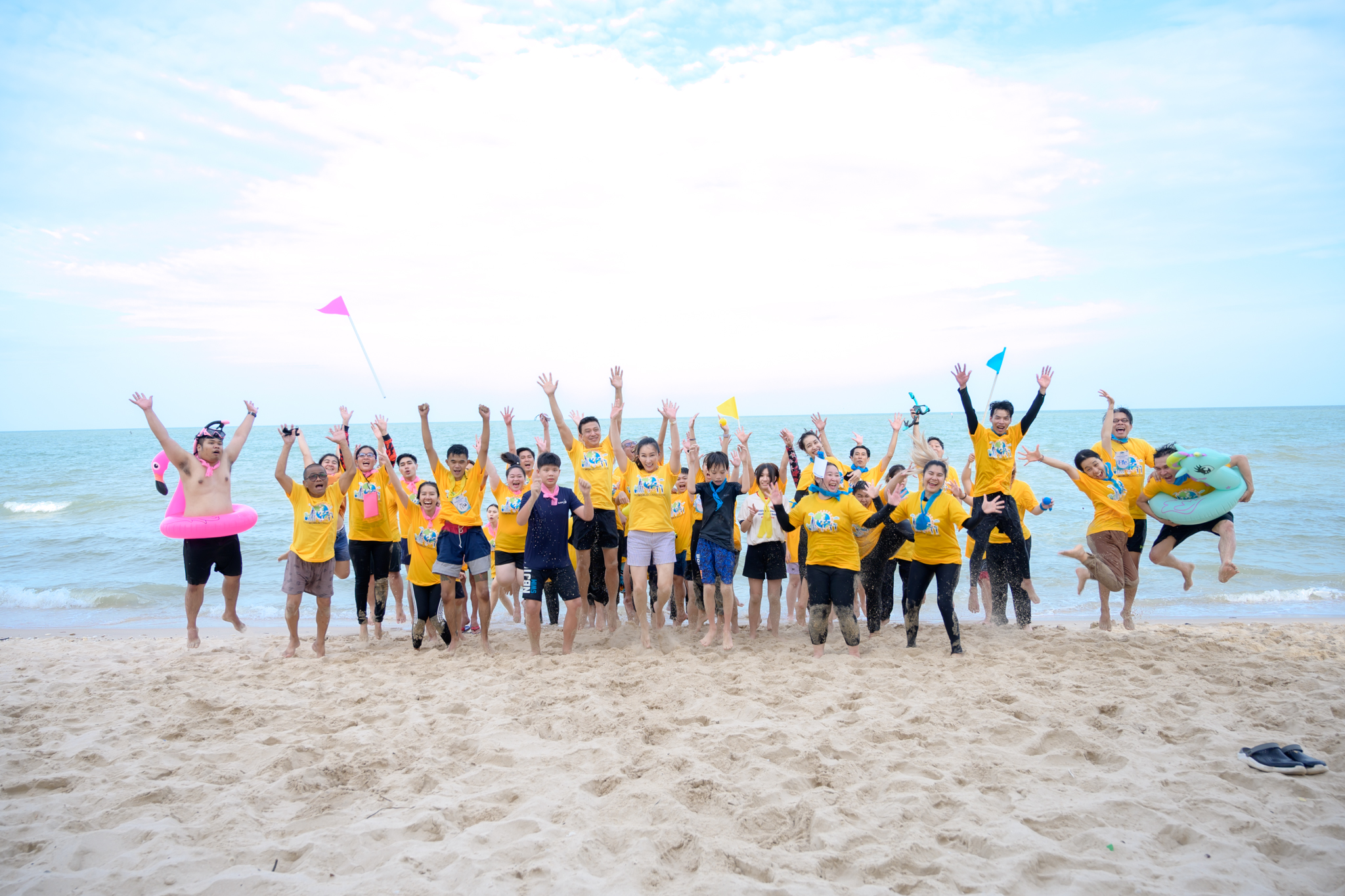 จัดกิจกรรมทีมบิ้วดิ้ง ประจำปี 2023 One World Tour & World Connections